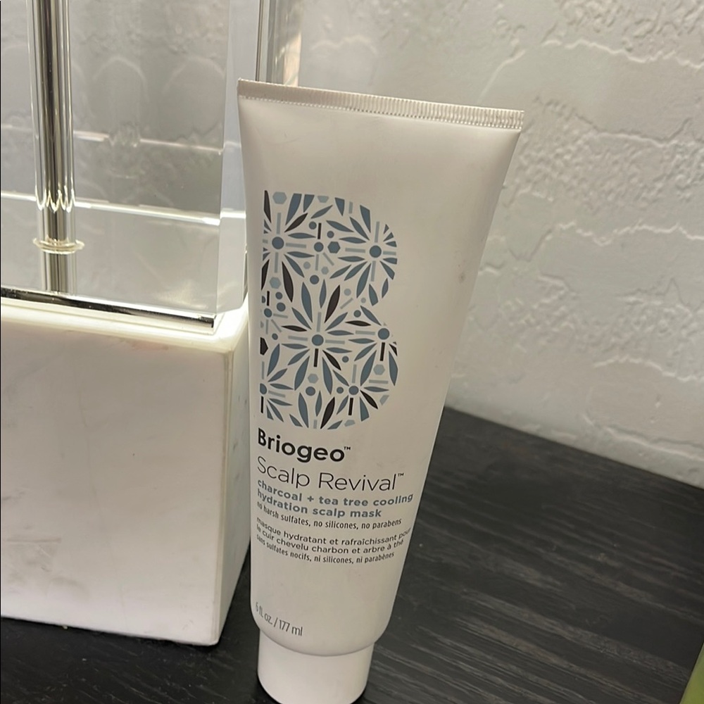 Briogeo Scalp Revival Charcoal + Tea Tree Cooling Hydration Scalp Mask - White